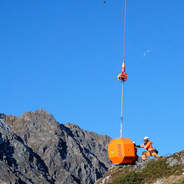 Absetzten des 2.6 Tonnen Blockes auf der Startplattform