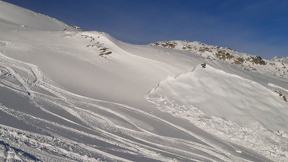 Temps froid, neige fraîche et foehn soufflant en tempête donnant souvent lieu à la formation de neige soufflée, problème lié à la neige ancienne avec un risque élevé de décrochement surtout en Valais