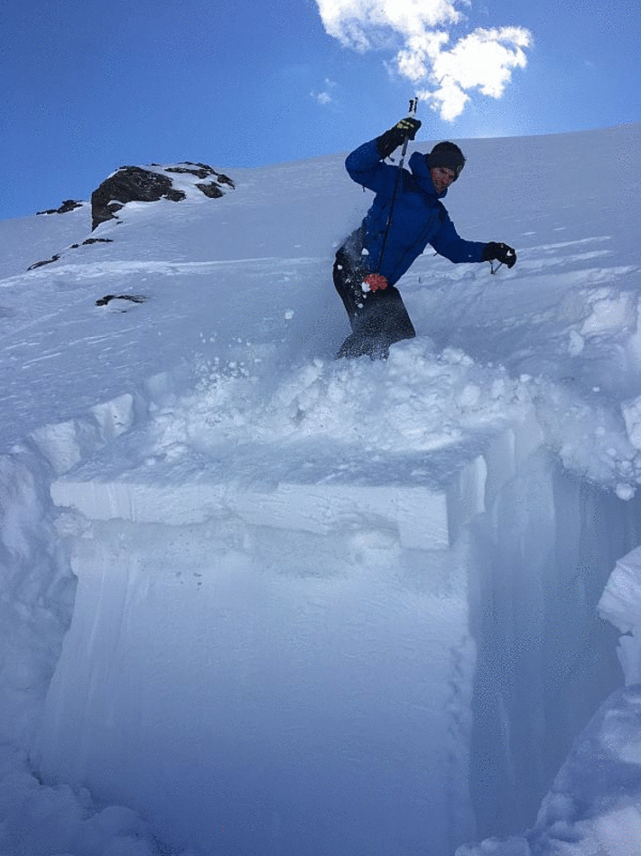 Abb. 1: Oberflächennahe Neu- und Triebschneeschichten konnten nicht nur in einigen Rutschblockversuchen, sondern immer mal wieder auch als Lawinen ausgelöst werden. Sie stellten die Hauptgefahr dar. Bei diesem Schneeprofil an einem Nordhang auf 2420 m am Col des Corbeaux, Emosson, VS konnten die obersten 25 cm der Schneedecke beim Rutschblock (Stufe 5, 2. oder 3. Sprung mit Ski von oben auf den Block) ausgelöst werden. In den tiefer liegenden Schneeschichten konnte kein Bruch mehr erzeugt werden (Foto: J.-L. Lugon, 27.02.2017).