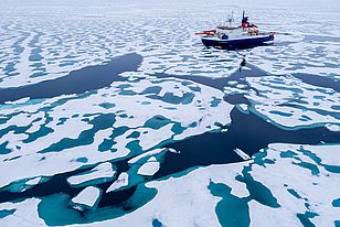 Forschungsschiff Polarstern im Eismeer. (Foto: Stefan Graupner / MOSAiC)
