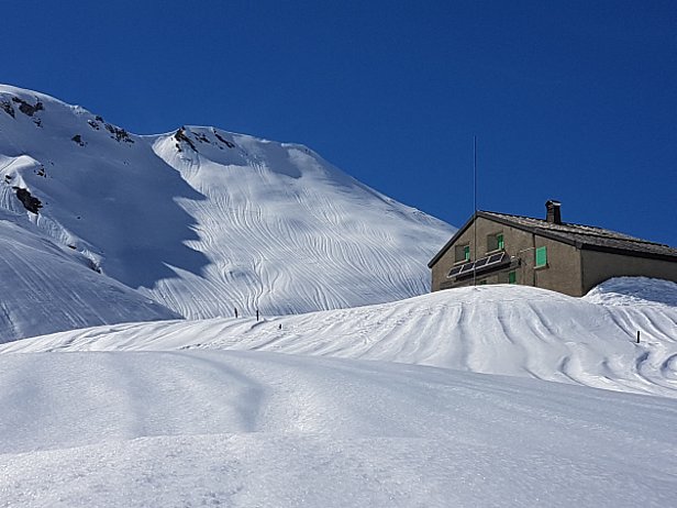 Fig. 22: Après la pluie de début mars, la surface de la neige était marquée par des rigoles d’écoulement d’eau à l’ouest jusqu’à 2500 m (photo: Anzeindaz, Gryon (VD), J.P. Wagniers, 14/03/2017).