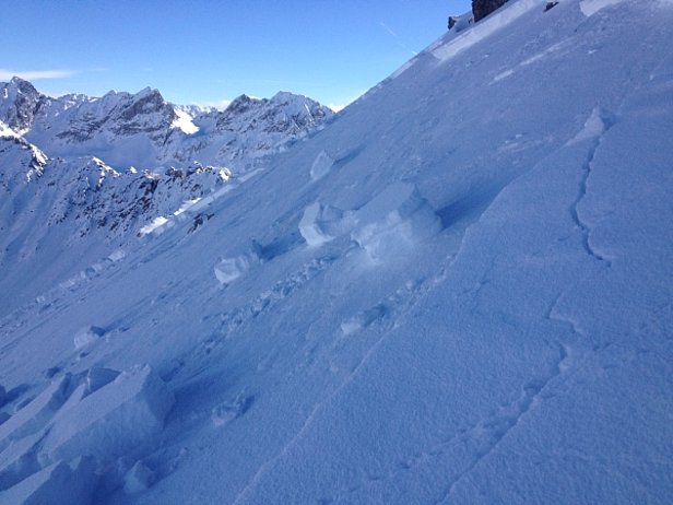 Abb. 6: Lawinenauslösungen durch Personen waren in dieser Wochenberichtsperiode an der Tagesordnung. Sie brachen in den „Altschneegebieten“ in ausgeprägten Schwachschichten tiefer in der Schneedecke, wie hier am Büelenhorn bei Monstein, GR auf rund 2800 m (Foto: H.P. Hefti, 11.02.2017).