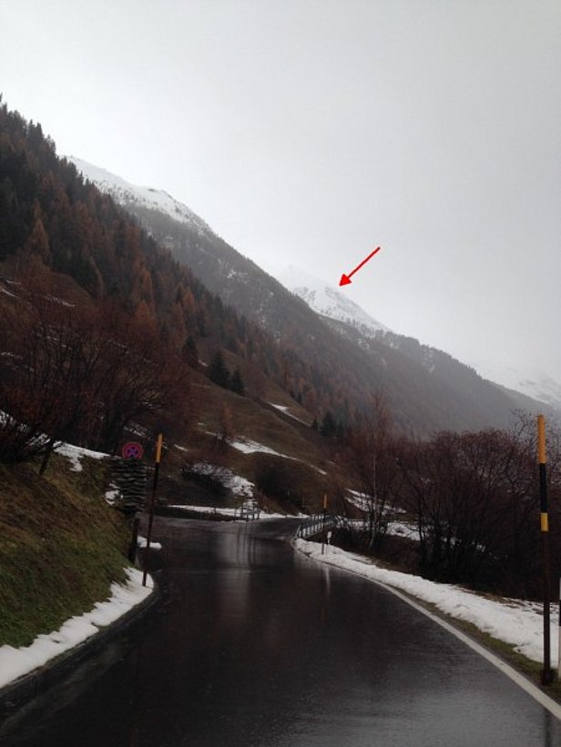 Photo 7: Près d’une semaine de temps couvert et humide dans le Val Bedretto, TI. Une majeure partie d’avalanches de neige humide se sont déclenchées vraisemblablement dans la nuit du 22 au 23 novembre sur les pentes du Pizzo Lucendro exposées au sud en dessous de 2300 m environ; voir la flèche rouge (photo: C. Guidici, 23.11.2016).