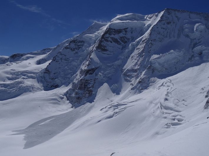 Schneefahnen über den imposanten Pfeilern des Piz Palü (3900 m, Pontresina, GR) gab es am Sonntag, 30.04 (Foto: T. Schneidt).