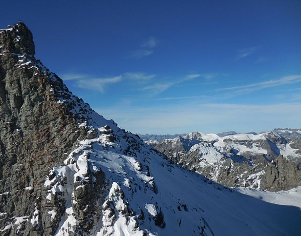 Abb. 8: Sonne, kaum Wind, mild – wunderschöne Tourenbedingungen Ende Oktober, hier zum Beispiel am Ringelspitz (3247 m, Pfäfers, SG). Südseitig ist der Schnee geschmolzen oder verkrustet, nordseitig jedoch kalt und oberhalb von etwa 2800 m kantig aufgebaut. Besonders auf Gletschern sind zusammenhängende Schneeflächen vorhanden. Links im Vordergrund der Gipfel des Ringelspitz, vergletschert im Mittelgrund P. Segnas (3099 m) und P. Sardona (3056 m) (Foto: SLF, L. Dürr, 31.10.2016).