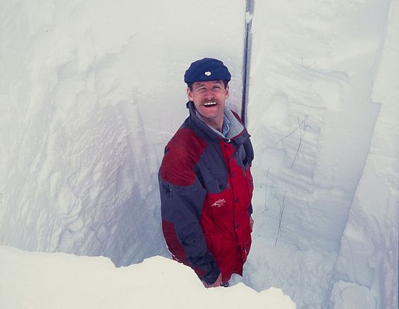 Der heutige Leiter des Lawinenwarndiensts Thomas Stucki erstellt im Lawinenwinter 1999 ein Schneeprofil. (Foto: Thomas Stucki / SLF)