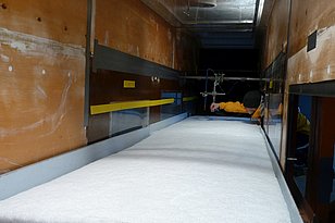 Innenansicht des langen Windkanals: der Versuchsbereich (Foto: Archiv SLF).