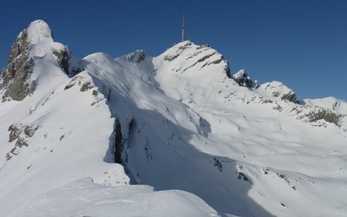 Der Lisengrat mit dem Säntis (2502 m) und dem Chalbersäntis (2378 m) vom Rotsteinpass aus gesehen (2119 m, Wildhaus-Alt St. Johann, SG; Foto: P. Diener, 11.02.2017).