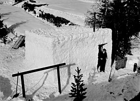 Inaugural snow experiments took place in the snow block house in Davos Platz in 1935/36 (photo: archive SLF)