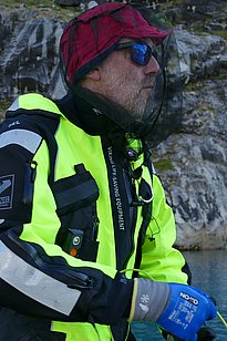 Photo 12: The further south we travelled, the more we were plagued by small flies and mosquitoes on land or near the shore. Michael Kühl (University of Copenhagen) protects himself against the scourge with a head mosquito net during his work. (Photo: Beat Frey)