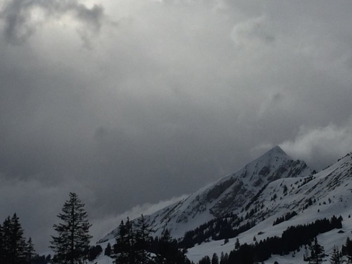 Untergangsstimmung am Samstag, 04.03. in Ormont-Dessous (VD). In Kammnähe konnten an diesem Tag grosse, durch den Föhnsturm verursachte Schneefahnen beobachtet werden (Foto: SLF/S. Harvey).