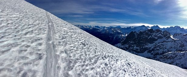 Abb. 4: Auf Skitour waren unterschiedlichste Schneeverhältnisse anzutreffen: hier, an einem Südwesthang an der Pointe de la Finive auf 2600 m zum Beispiel frühlingshafter Büsserschnee (Foto: J.-L. Lugon, 02.01.2017).