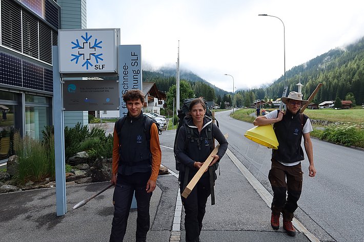 Setting off from the SLF early in the morning (from left to right: Mauro Vareni, Anne Kempel, Mathieu Cretton) (Photo: Jochen Bettzieche/SLF)