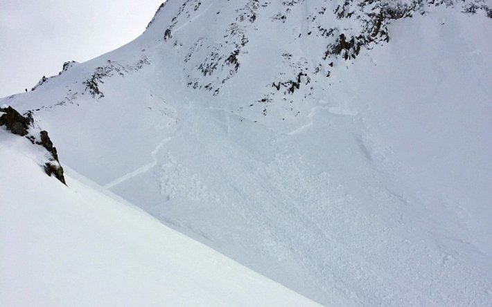 Auch aus dem Gebiet um den Pizzo Grandinagia (Bedretto, TI) wurden Lawinen gemeldet. Das Schneebrett im Bild löste sich in sehr steilem Felsgelände in einem Westhang auf 2450 m. Der Vergleich mit der Person in der Scharte veranschaulicht die Dimensionen der Lawine (Foto: S. Rizzi, 06.02.2017).