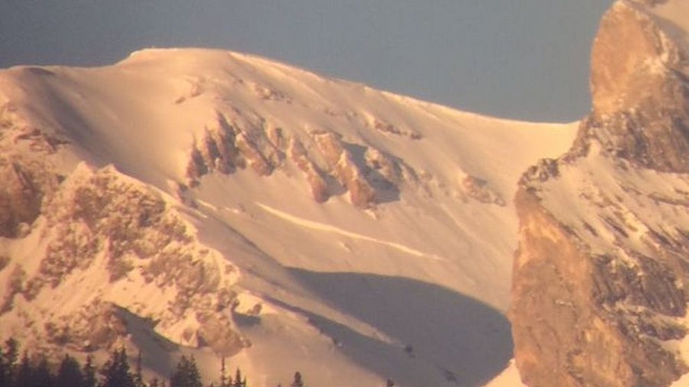 Beaucoup de neige fraîche dans l’ouest et le nord, nombreuses avalanches de plaque de neige et avalanches de glissement