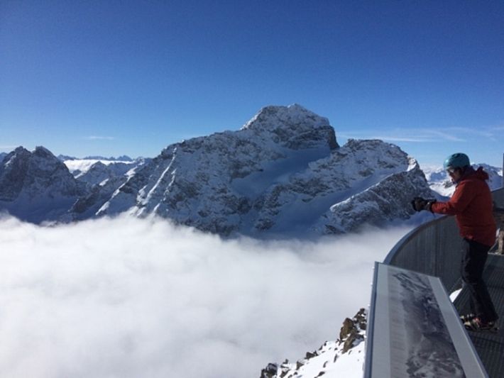 Blick von der Bergstation des Piz Nair (3022 m) auf ein Nebelmeer und dahinter den Piz Julier (3380 m, St. Moritz, GR; Foto: R. Meister, 13.02.2017).