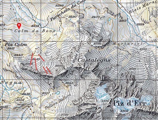 Abb. 8: Beim Marker in nur schwach geneigtem Gelände bei Colm da Bovs auf rund 2230 m erfolgte das laute Setzungsgeräusch, die Lawinen sind mit roten Strichen dargestellt. Die Auslösungen gingen im Nordhang des Castalegns zwischen rund 2500 und 2700 m ab (Oberhalbstein, GR, Quelle: Swisstopo).