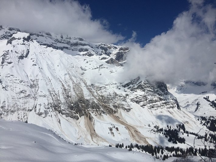 Der Blick vom Bächlital in Richtung Bächistock (2915 m, Glarus-Süd) zeigte die am Freitag, 10.03. spontan abgegangenen Schneebrettlawinen. Die braune Farbe ergab sich durch den hohen Anteil an Fremdmaterial (Erde, Steine), welches die Lawinen in ihrer Sturzbahn mitrissen (Foto: M.Hauser, 10.03.2017).