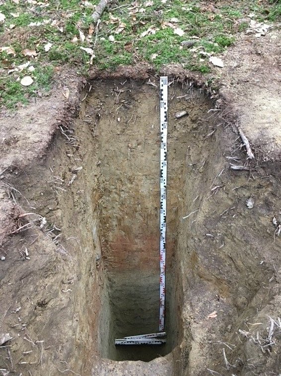 Metertiefes Bodenprofil, ein Meterstab zeigt die Tiefe an.