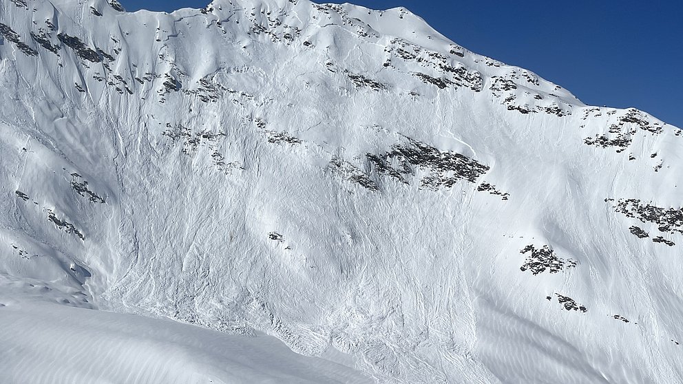 Nouveau barrage au Gothard et problème de neige ancienne dans l’espace interalpin
