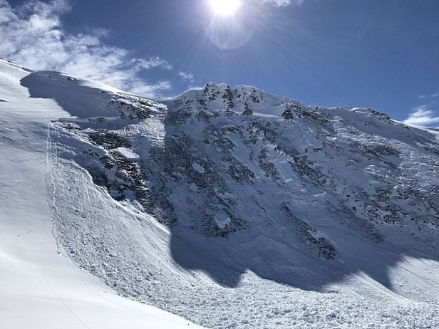 Abb. 11.: Spontane Lawine am Nordhang von Les Rechasses (2522 m, Saint-Martin, VS). Diese Lawine löste sich am Samstagabend, 11.03. zusammen mit drei weiteren Lawinen an der West- Nordwestflanke der Pointe de Masserey. Mindestens eine davon war gross. Der zeitgleiche Abgang mehrerer Lawinen in dieser Grössenordnung deutete auf eine durchgängige Schwachschicht und einen sehr ungünstigen Schneedeckenaufbau hin (Foto: P. Gaspoz, 14.03.2017). 