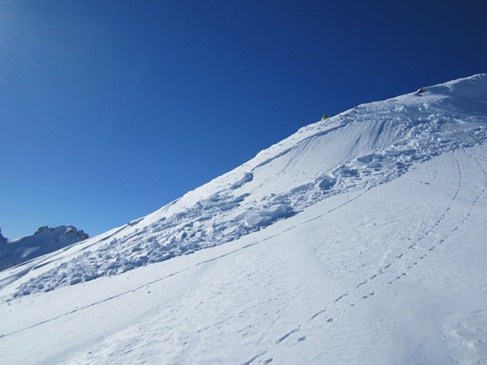 Diese durch drei Wintersportler ausgelöste Lawine in einem Osthang auf ca. 2040 m an der hinteren Rosswies verdeutlichte, dass die durch Neuschnee und Wind verursachten Triebschneeansammlungen, durchaus störanfällig waren. Verschüttet wurde niemand (Grabs, SG; Foto: P. Kuendig, 18.02.2017).