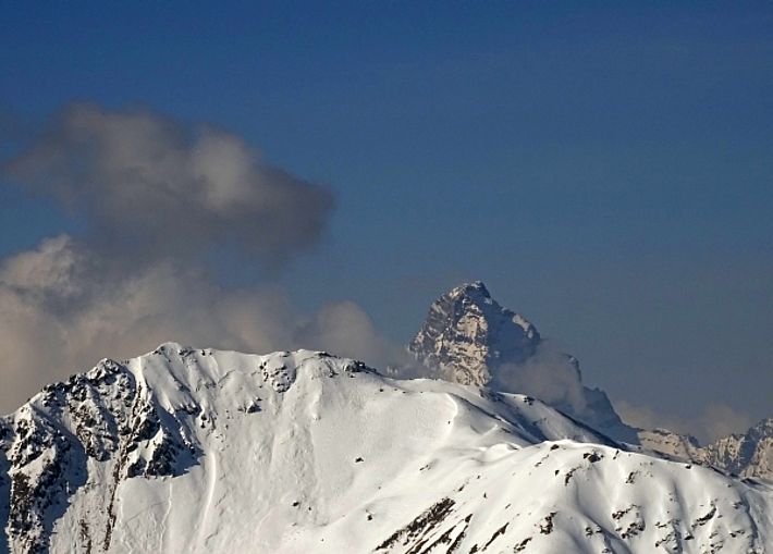 Die Spuren der hohen Lawinenaktivität vom 9./10.03 waren im Gelände nach wie vor sichtbar, wie hier am Gipfelhang des Büelenhorns (2807 m, Bergün, GR). Im Hintergrund ist noch das Tinzenhorn (3173 m) sichtbar (Foto: SLF/E. Hafner, 29.03.2017).