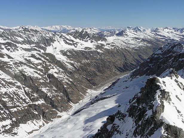 Abb. 6: Blick vom Zapporthorn (3155 m, Mesocco, GR) nach Nordosten zum Lorenzhorn (3048 m) und Chilchalphorn (3040 m) und hinunter zum Schiessplatz Hinterrhein (ca. 1650 m) am Samstag, 08.04. Steile Südhänge waren bis ca. 2300 m ausgeapert und darüber war die Schneedecke kaum mehr zusammenhängend (Foto: SLF/Th. Stucki). 