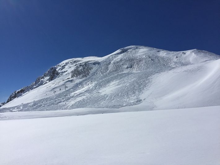 Dieses Schneebrett löste sich nach oder während der Schneefälle vom Donnerstag, 09.03. spontan am Mont Buffalora (ca. 2440 m, Exposition Nord; Foto: F.Guler, 10.03.2017).