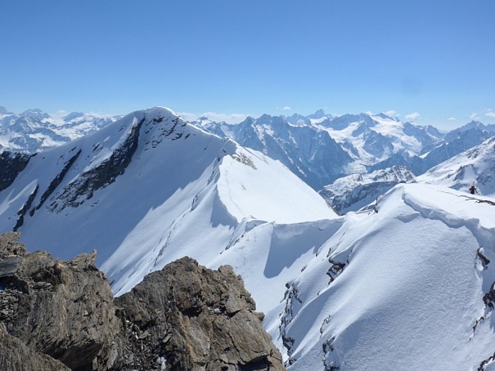 Blick über den überwechteten Grat auf den Piz Piot (3053 m, Bregaglia, GR). Im Hintergrund, von links nach rechts, Piz Glüschaint (3593 m), Piz Tremoggia (3440 m), Monte de Forno (3214 m), Cima di Rosso (3366 m), Monte Disgrazia (3678 m), Cima dal Cantum (3354 m), und Cima di Castello (3379 m; Foto: P. Fähndrich, 05.04.2017).