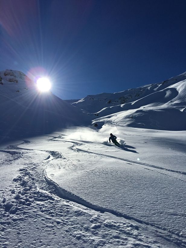 Abb. 5: Viel Sonne und schöne Schneeverhältnisse am Sonntag, 19.02., hier in der Region Davos. Fahrvergnügen in den Nordhängen der Zenjiflue (2685 m, Arosa, GR) (Foto: SLF/G. Darms, 19.02.2017).