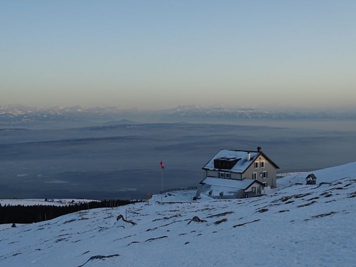 Blick vom Le Chasseron (1606 m, Bullet, VD) über das Mittelland zum Mont Blanc Massiv. Der Nebel löste sich am Dienstag, 14.02.auch über den meisten Tallagen auf. Es blieb lediglich dunstig (Foto: SLF/ E. Hafner).