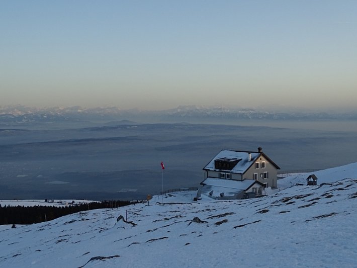 Blick vom Le Chasseron (1606 m, Bullet, VD) über das Mittelland zum Mont Blanc Massiv. Der Nebel löste sich am Dienstag, 14.02.auch über den meisten Tallagen auf. Es blieb lediglich dunstig (Foto: SLF/ E. Hafner).