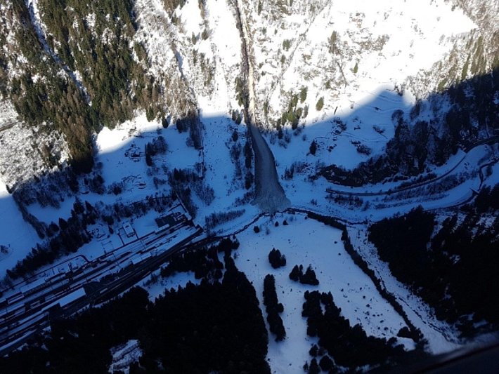 Neben dem Bahnhof Goppenstein (Ferden, VS) ging am Donnerstag, 09.03 eine Lawine nieder. Sie floss über die Schluichgrabe und über die Lawinengalerie bis in die Lonza (Foto: B. Rieder, 10.03.2017).