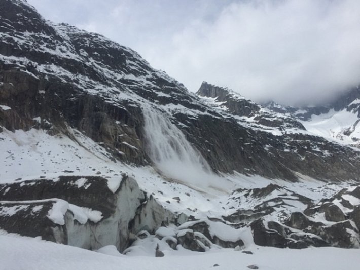 In der Abfahrt über den Fieschergletscher (Fieschtal, VS) ist diese eindrucksvolle nasse Lawine (ca. 3230, Südosthang) beobachtet worden als sie über die Felsen donnerte (Foto: G. Voide, 21.03.2017).