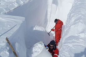 Zwei Forscher graben ein tiefes Schneeprofil in der Antarktis. Der Schnee ist in dieser Tiefe etwa 15 Jahre alt. Bild: Martin Schneebeli, SLF.