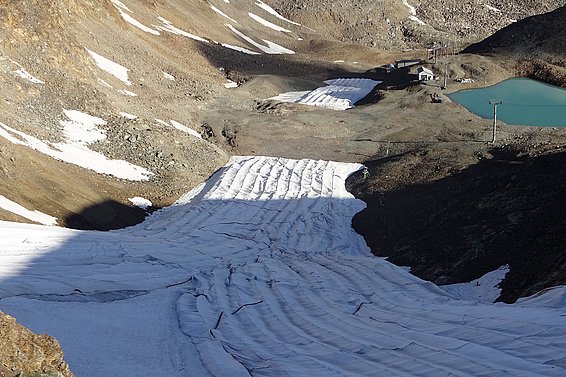 The very small glacier on the Diavolezza (canton of Grisons), which had almost disappeared a decade ago, has become a little thicker again thanks to being completely covered in summer. (photo: Matthias Huss)