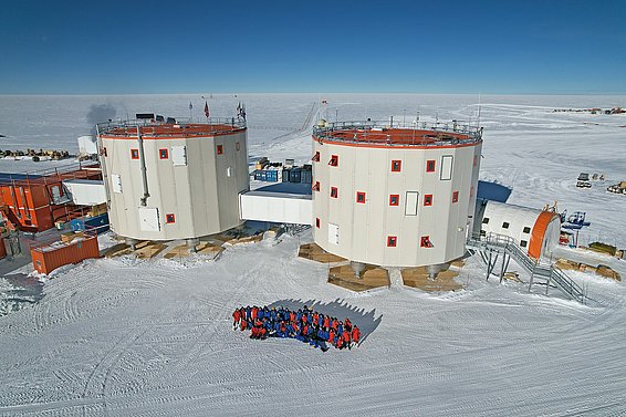 Dome C's official 2023 Christmas card (photo: Ricardo Scipinotti / PNRA, Italiantartide)