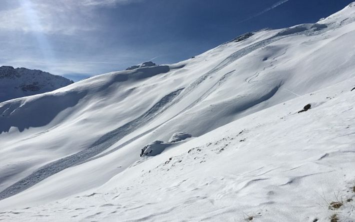 Diese Lawinen wurden im Gebiet um den Tschingla (auf ca. 2400 m, Ostnordosthang, Tschiertschen-Praden, GR) von Wintersportlern fern ausgelöst (Foto: M. Scheel, 09.02.2017).