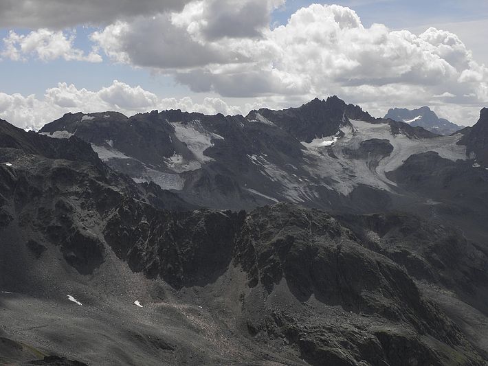 Blick vom Piz Murterchömbel (Zernez, GR) nach Südwesten zum 3131 m hohen Piz Vadret. Die Reste des Vadret da Grialetsch waren Mitte August weitgehend ausgeapert. Im Hintergrund rechts der 3418 m hohe Piz Kesch (Foto: SLF/Th. Stucki, 15.08.2017).