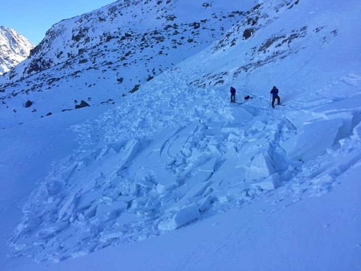Fernausgelöste Schneebrettlawine im Val Maighels: Kleinräumig waren Triebschneepakete sehr störanfällig und brachen in grossen harten Schollen (Foto: M. Keilinger, 27.12.2016).