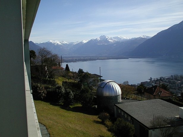Abb. 25: Blick von Locarno Monti über den Lago Maggiore Richtung Nordosten am 20. Februar. Auf den Bergen liegt sehr viel Schnee, in den Tälern ist davon wenig zu spüren. Foto: SLF / T.Wiesinger