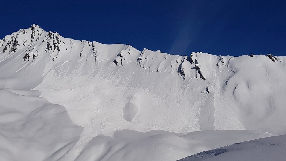 Neige dans l’ouest et le sud avec un fort danger d’avalanche, puis neige dans le nord avec un fort danger d’avalanche, ensuite situation dangereuse liée à la neige ancienne dans certaines régions