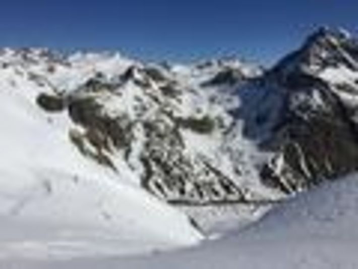 Blick vom Piz da las Coluonnas (2802 m, Surses, GR) ins Valetta dal Güglia. Die schneearmen Rücken apern bereits bis auf eine Höhe von ca. 2600 m aus (Foto: M. Pasini, 08.04.2017).