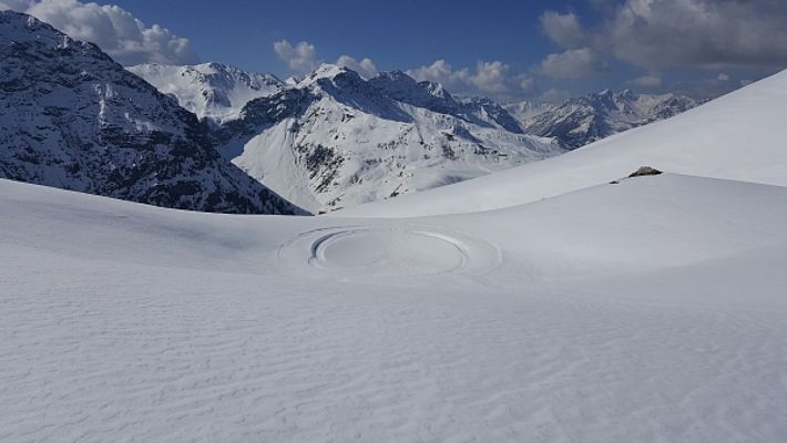 "Aliens?" wurde dieses Foto von der Haupter Alp (auf 2316 m, Langwies, GR) betitelt unter dem sich wahrscheinlich ein kleiner See verbarg. Im Hintergrund sind Chörbschhorn (2650 m), Mederger Flue (2705 m) und Tiejer Flue (2781 m) sichtbar (von links nach rechts; Foto: SLF/R. Kenner, 10.04.2017).