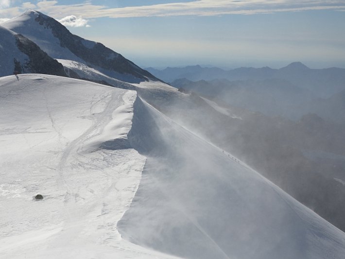 Etwa 30°C im Mittelland - Triebschneebildung auf rund 4000 m. Frischer Schnee von der Periode Montag, 24.07. bis Donnerstag, 27.07. wird hier im Aufstieg zum Castor (4092 m, VS) verfrachtet (Foto: E. Hafner, 28.07.2017).