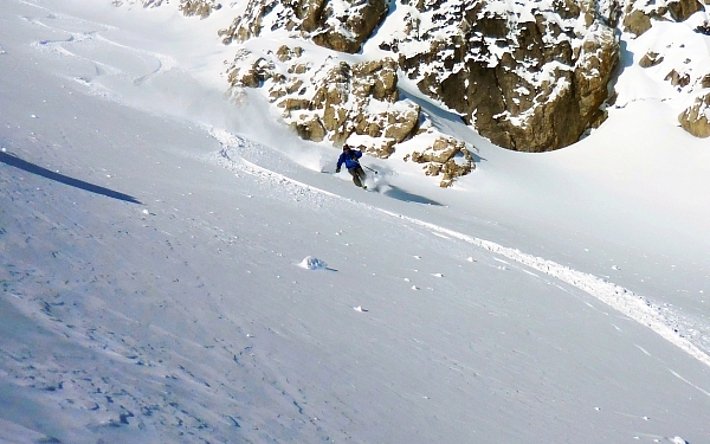 Gute Pulverschneebedingungen im Variantenbereich (Davos, GR; Foto: SLF/ G. Darms, 06.01.2017).