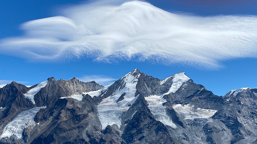 Sonne, Hitze, Gewitter und zum Monatsende Starkregen bis über 3000 m, Neuschnee vor allem im Hochgebirge