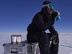 A quick tea break. The tea comes from the Teeladen in Chur and brings on a twinge of homesickness. (Photo: Matthias Jaggi / SLF)