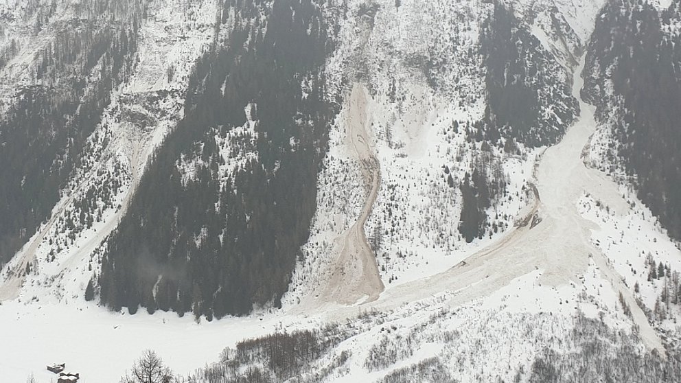 Avec la pluie et la tempête de neige, une situation avalancheuse critique persiste